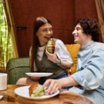 Pareja disfrutando de alimentos en un ambiente acogedor.