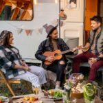 Grupo de amigos disfrutando de una reunión al aire libre con música.