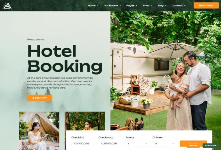 Familia sonriente frente a un camper en un entorno natural.