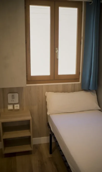 Habitación acogedora con cama