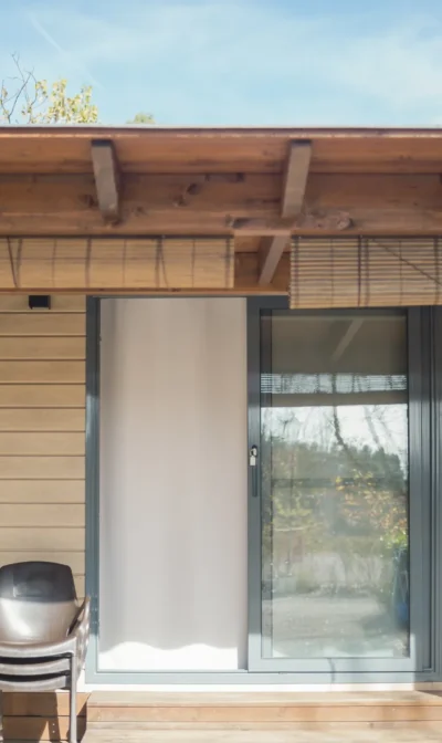 Cabina de madera con terraza y muebles exteriores.