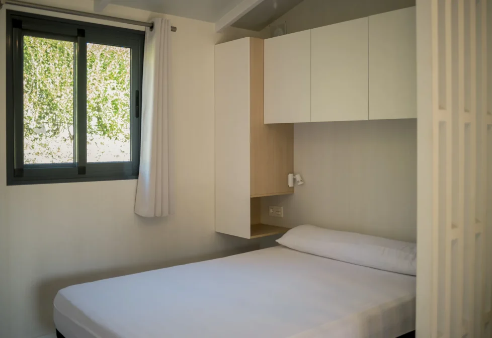 Habitación minimalista con cama