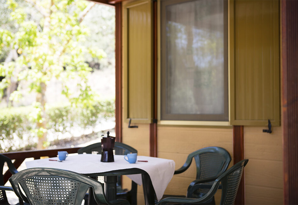 Terraza acogedora con mesa