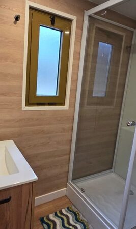 Baño moderno con ducha