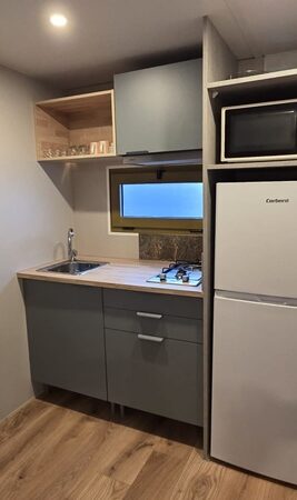 Cocina moderna con electrodomésticos en un espacio compacto.