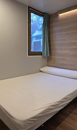 Habitación minimalista con cama